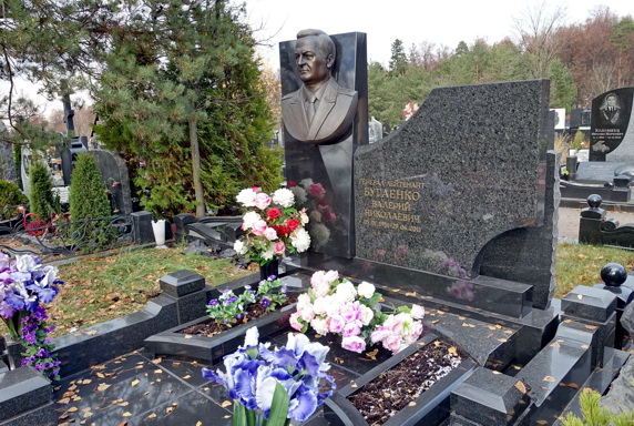 Барельеф покойного в левой части мемориальной композиции