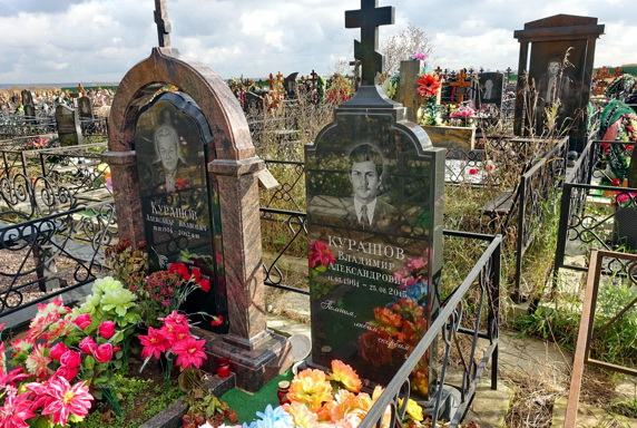 Два гранитных вертикальных памятника с крестами