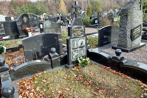 Низкий памятник из гранита со сложными гравировками